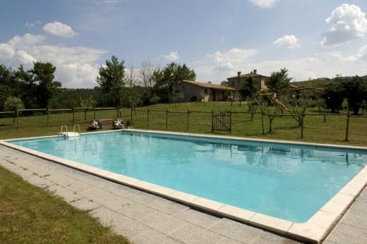 Piscina immersa nel verde delle colline umbre